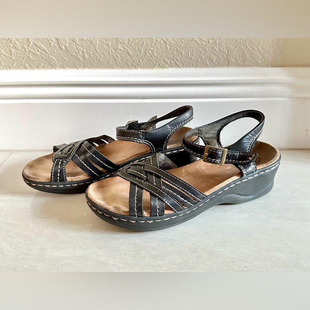 CLARKS WOMEN’S BLACK STRAPPY SANDALS- SIZE 7